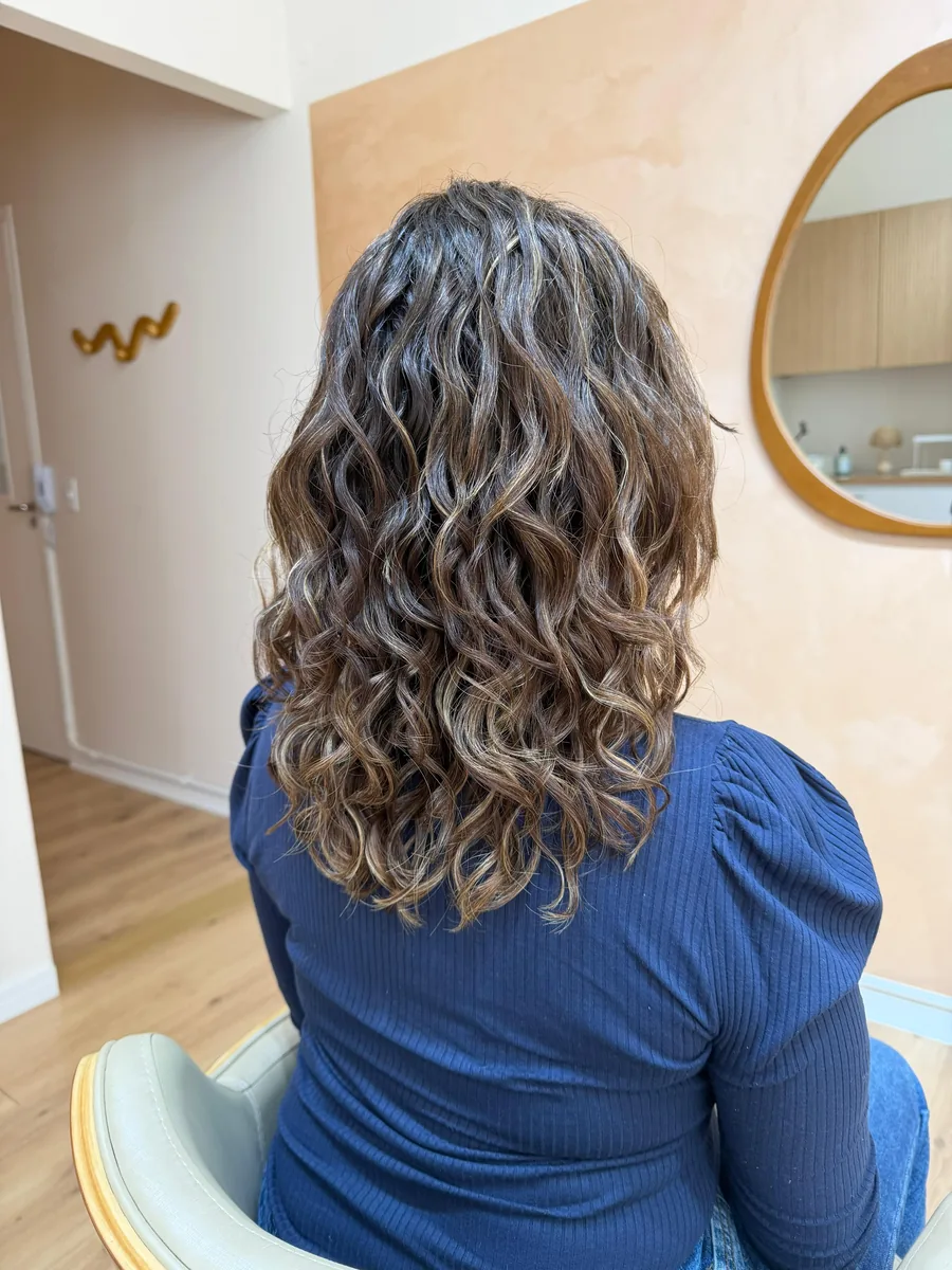 Ondas castanhas definidas vistas de costas