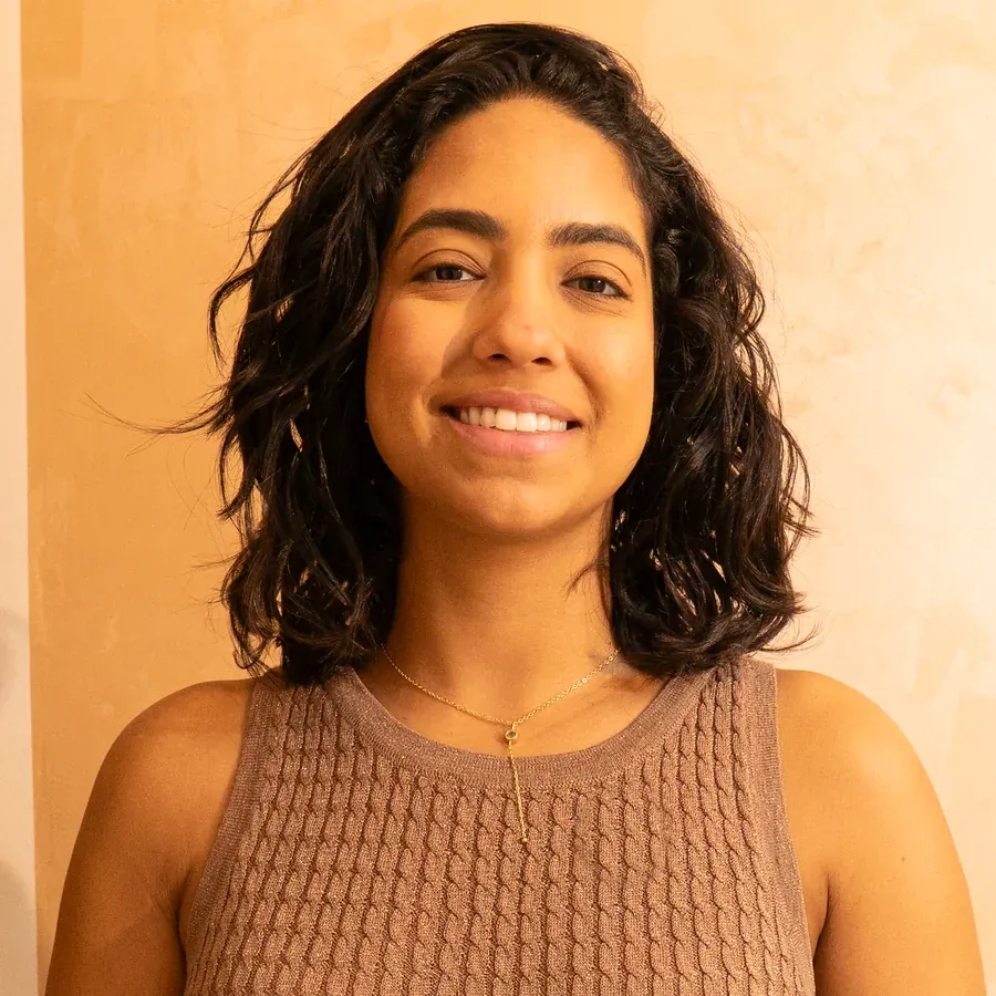 Cliente sorrindo com o cabelo natural renovado após a transição capilar